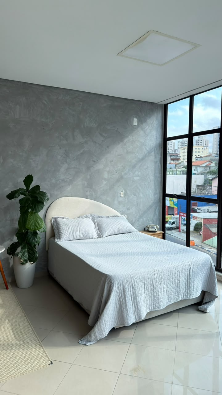 Sala de Produção — detalhe da cama junto à janela